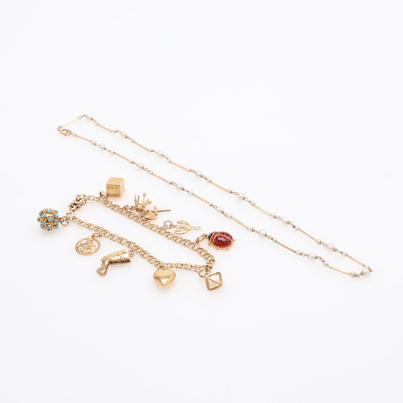 BERLOCKARMBAND SAMT PÄRLCOLLIER, 18K GULD.