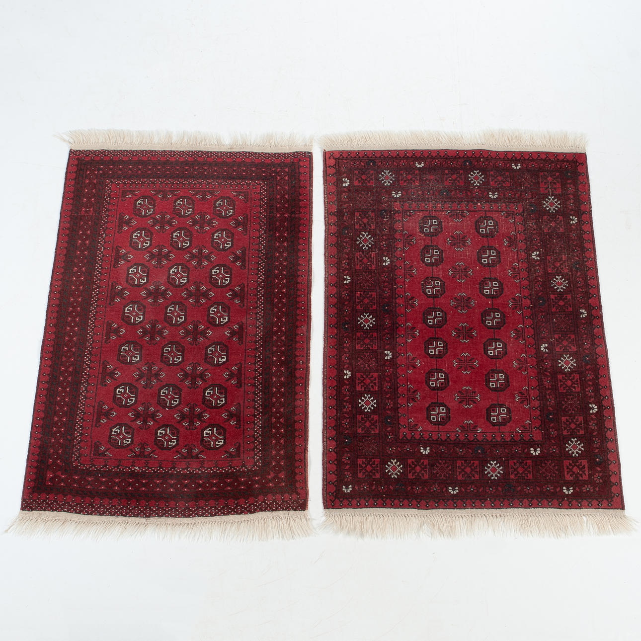 ALFOMBRA. 2 orientales, 80 x 123 cm.