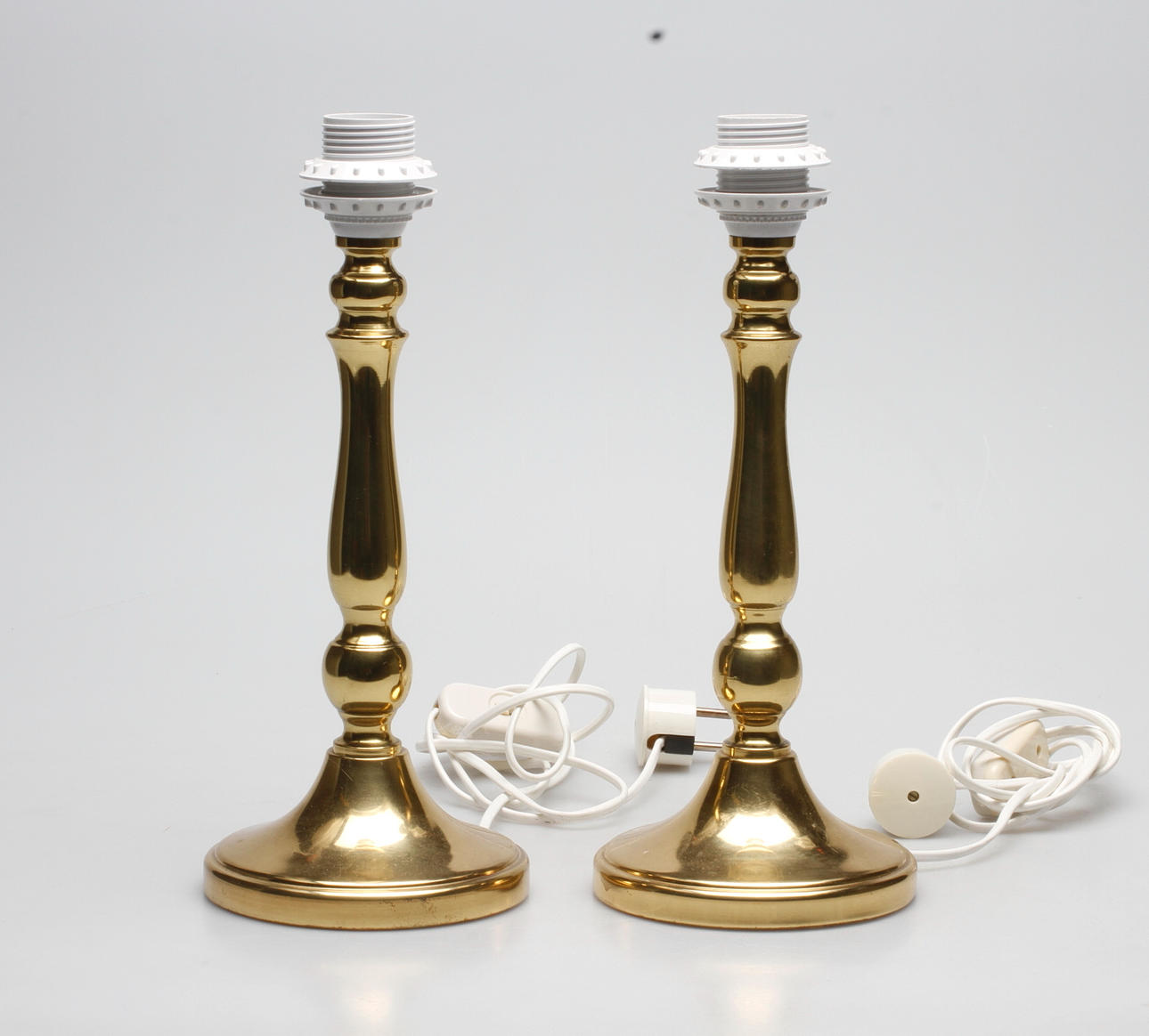 BORDSLAMPOR, ett par, mässing, 1900-talets andra hälft.