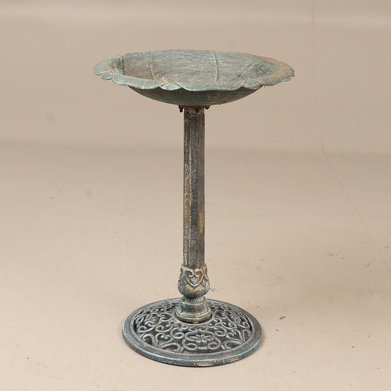 Fuglebad, metal, 20. århundrede.