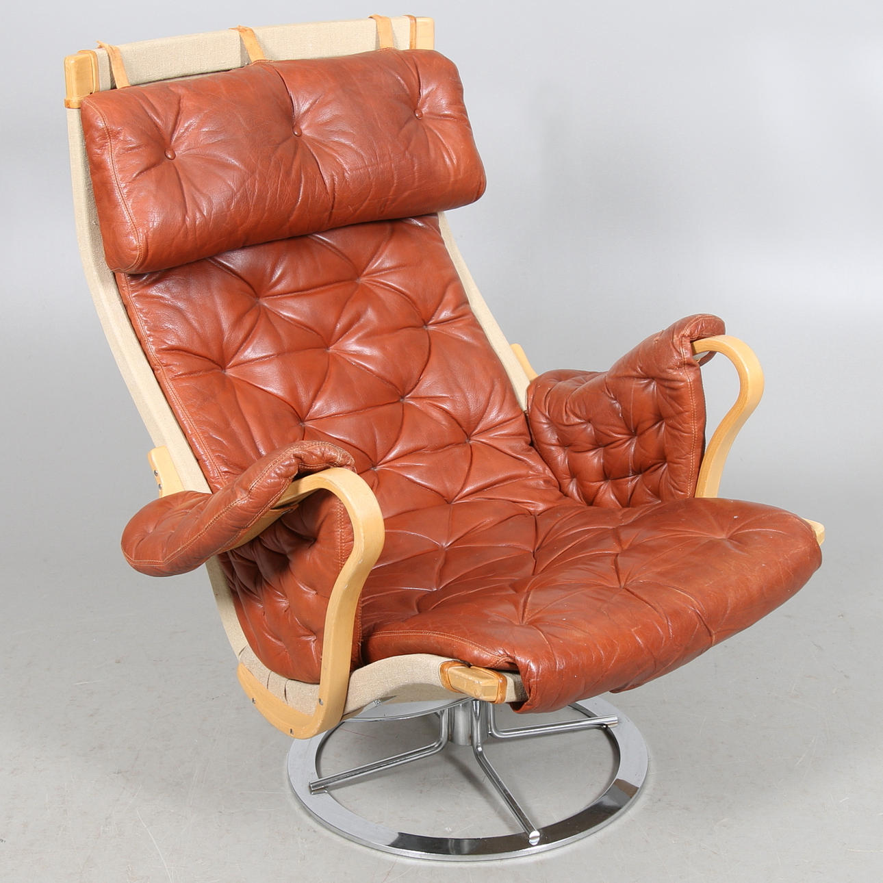 BRUNO MATHSSON. Fåtölj, "Pernilla", Dux. 1900-talets andra hälft.