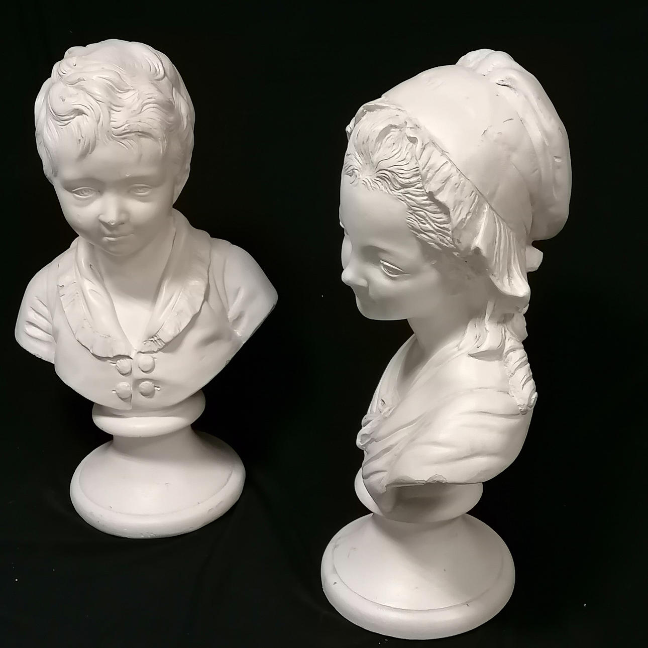 PAR KLASSISKA GIPS FIGURBYSTER.