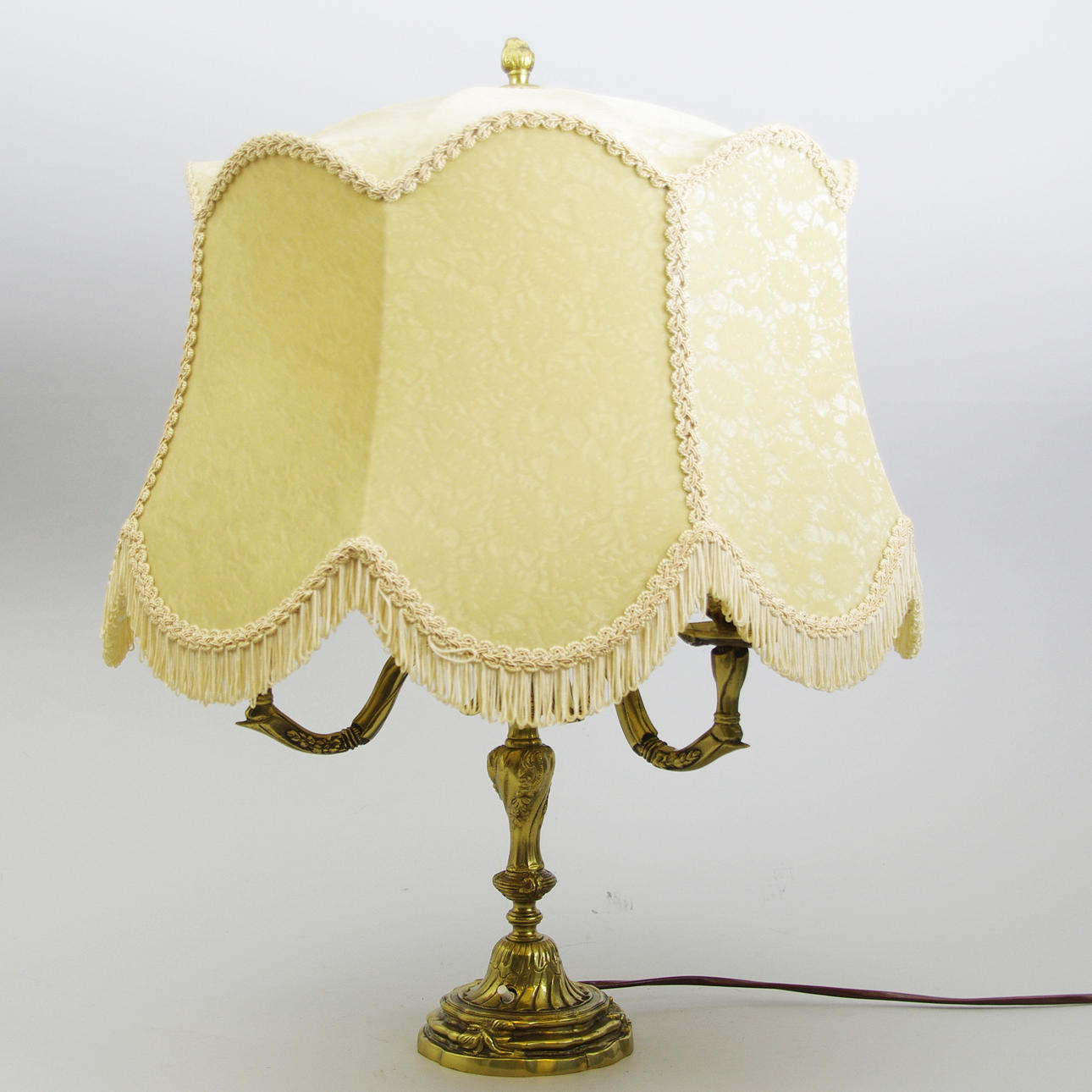 BORDSLAMPA, 3-armad, mässing, rokokostil, 1900-talets mitt.