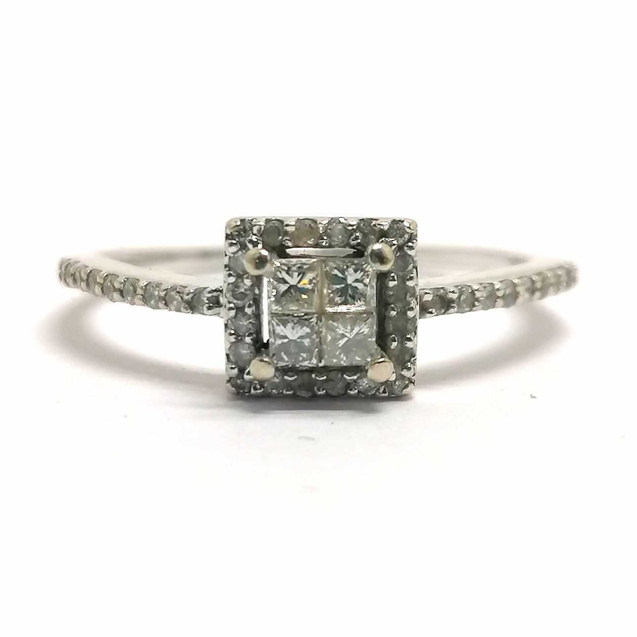 14CT WHITE GOLD DIAMOND CLUSTER RING WITH DIAMOND SET SHOULDERS.