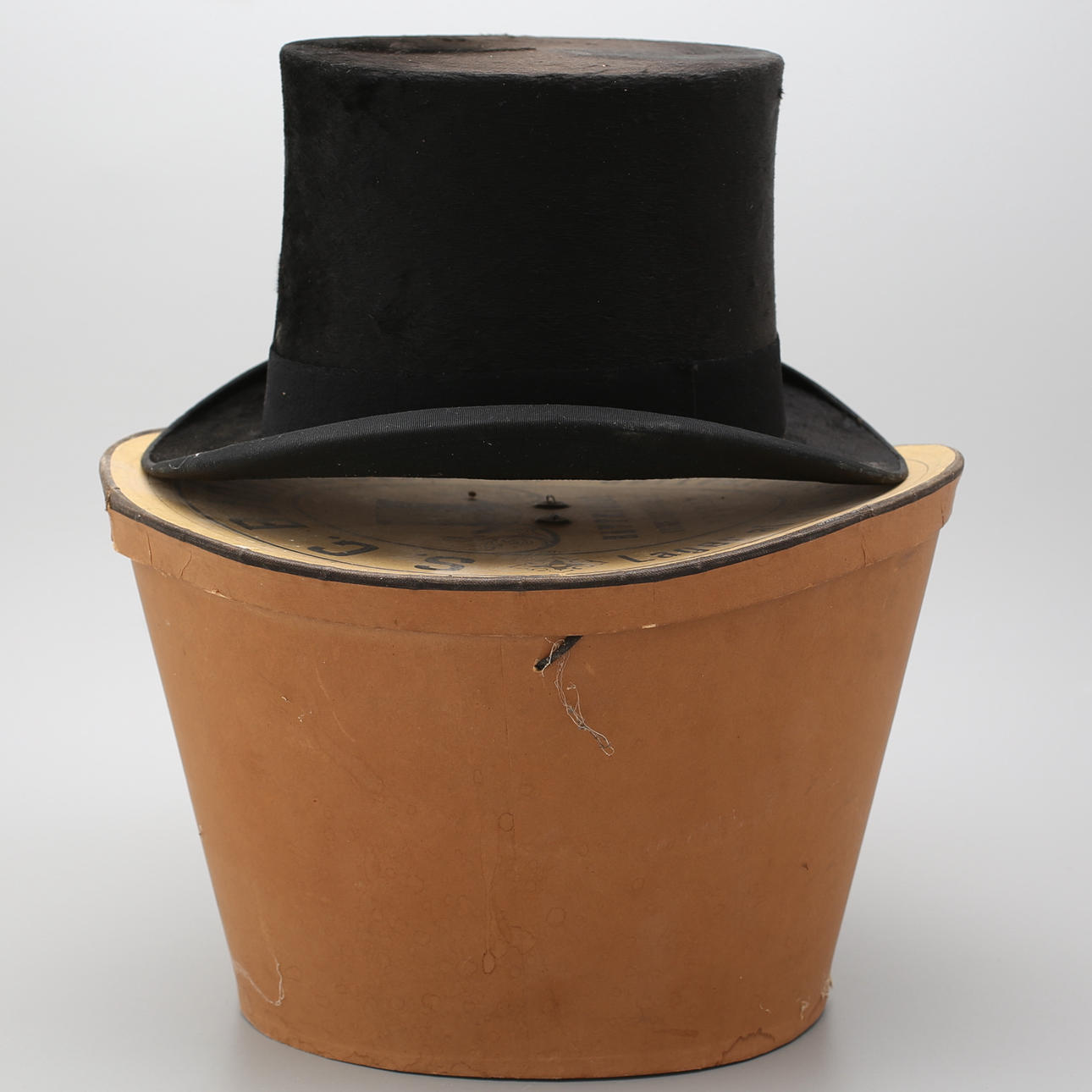 STORMHATT i hattask, London.