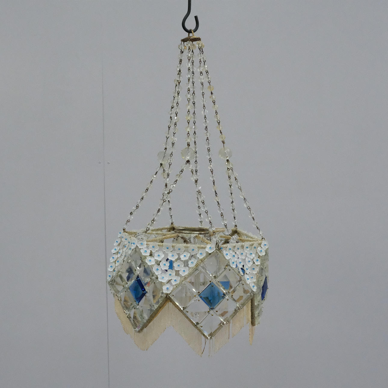 TAKLAMPA, PÄRLOR OCH GLAS.