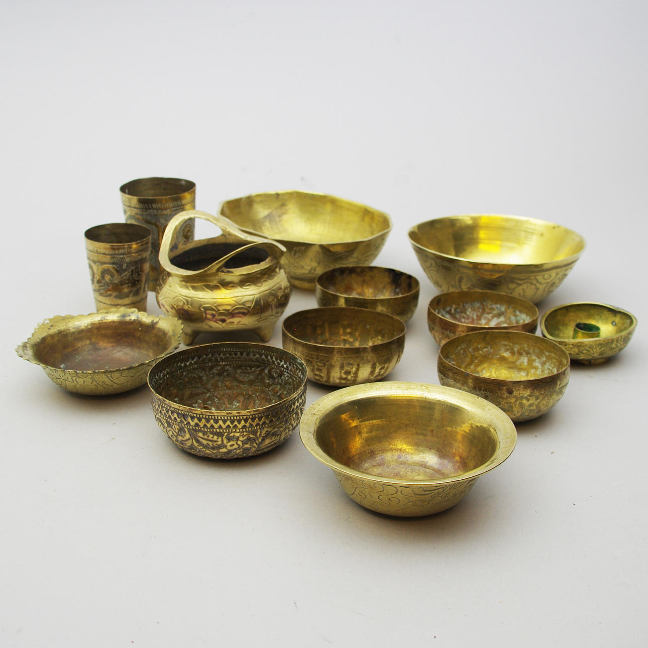 SKÅLAR M.M., mässing, mestadels utländska.