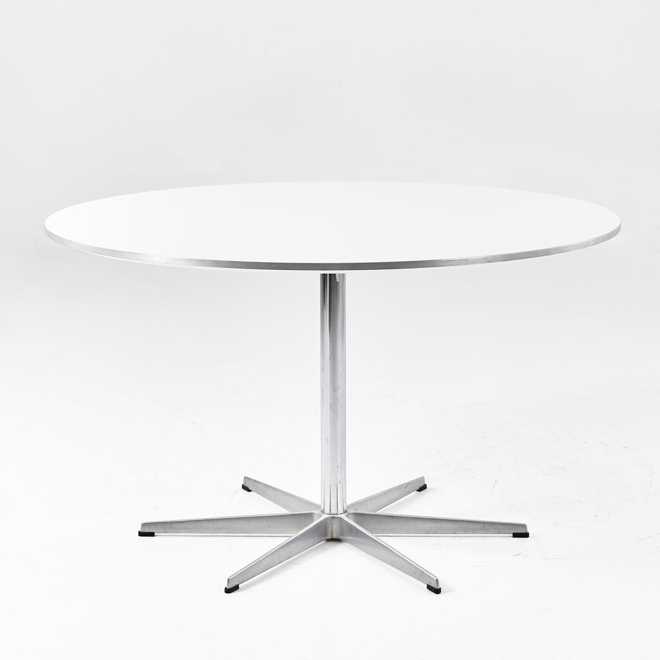 ARNE JACOBSEN. Spisebord, Fritz Hansen, Danmark.