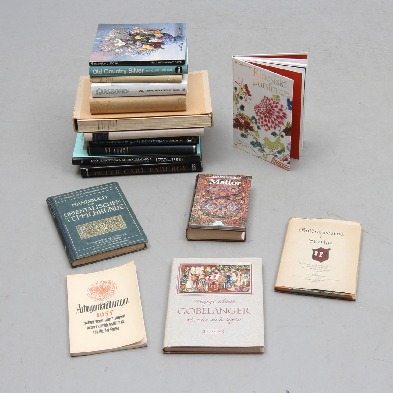 PARTI BÖCKER, 17 st, konsthantverk, bland annat mattor, glas, silver, 1900-tal.