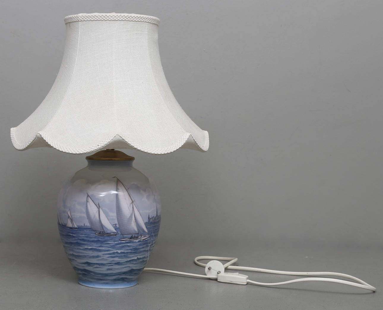 BORDSLAMPA, porslin, "Øresundsugen", Margrethe Hyldahl, Bing & Grøndahl, 1937.