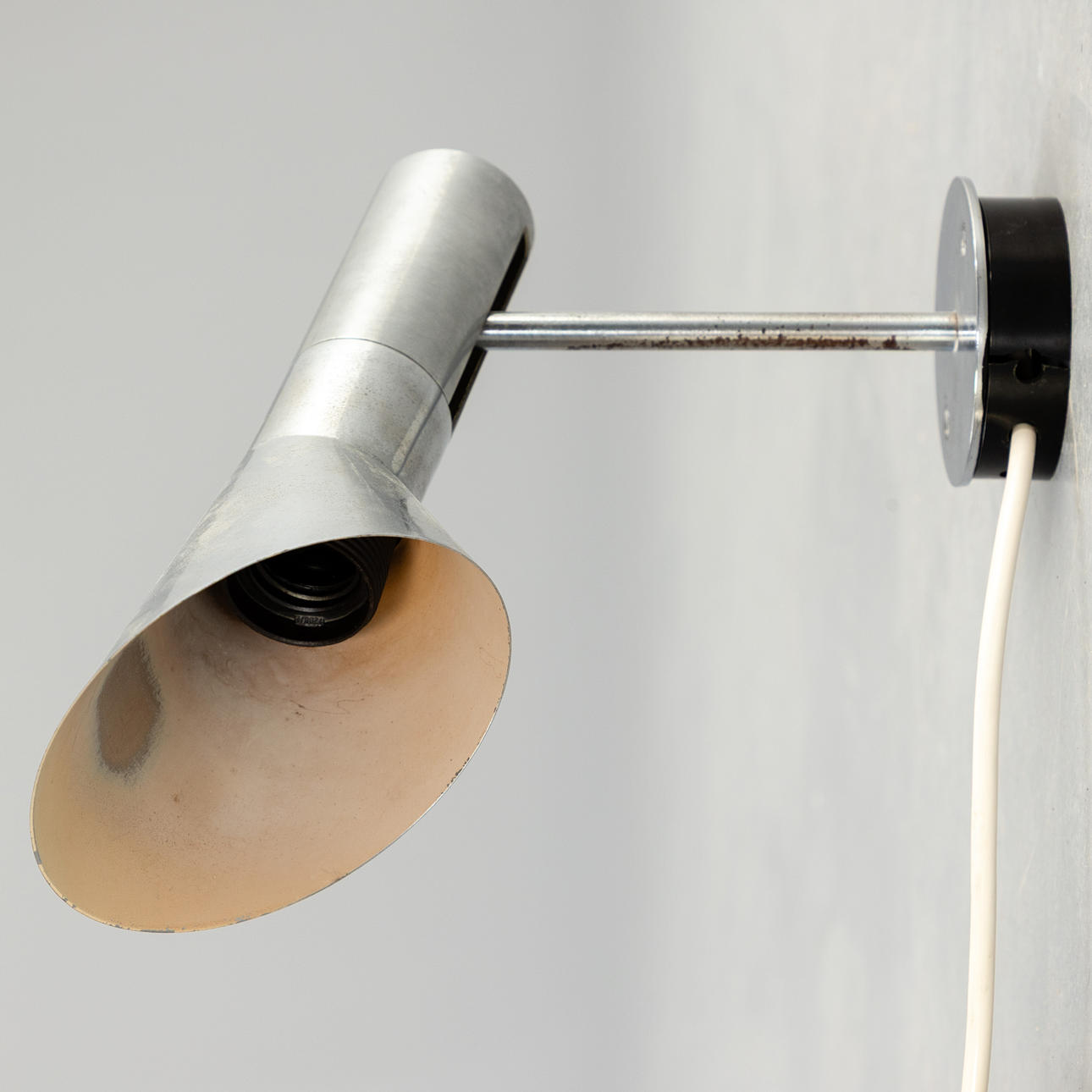 ARNE JACOBSEN. “AJ” wall lamp.