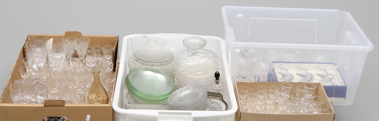 GLASFÖREMÅL, bl.a. pressglas,1800-1900-tal.