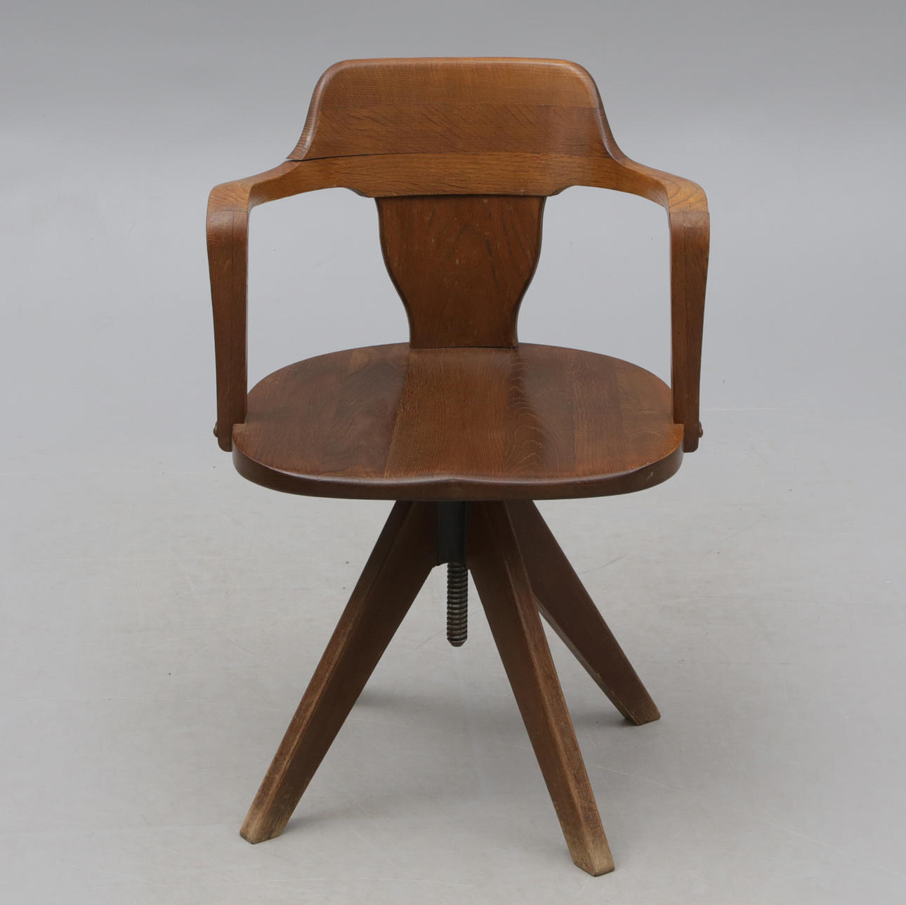 SILLA GIRATORIA DE MADERA.