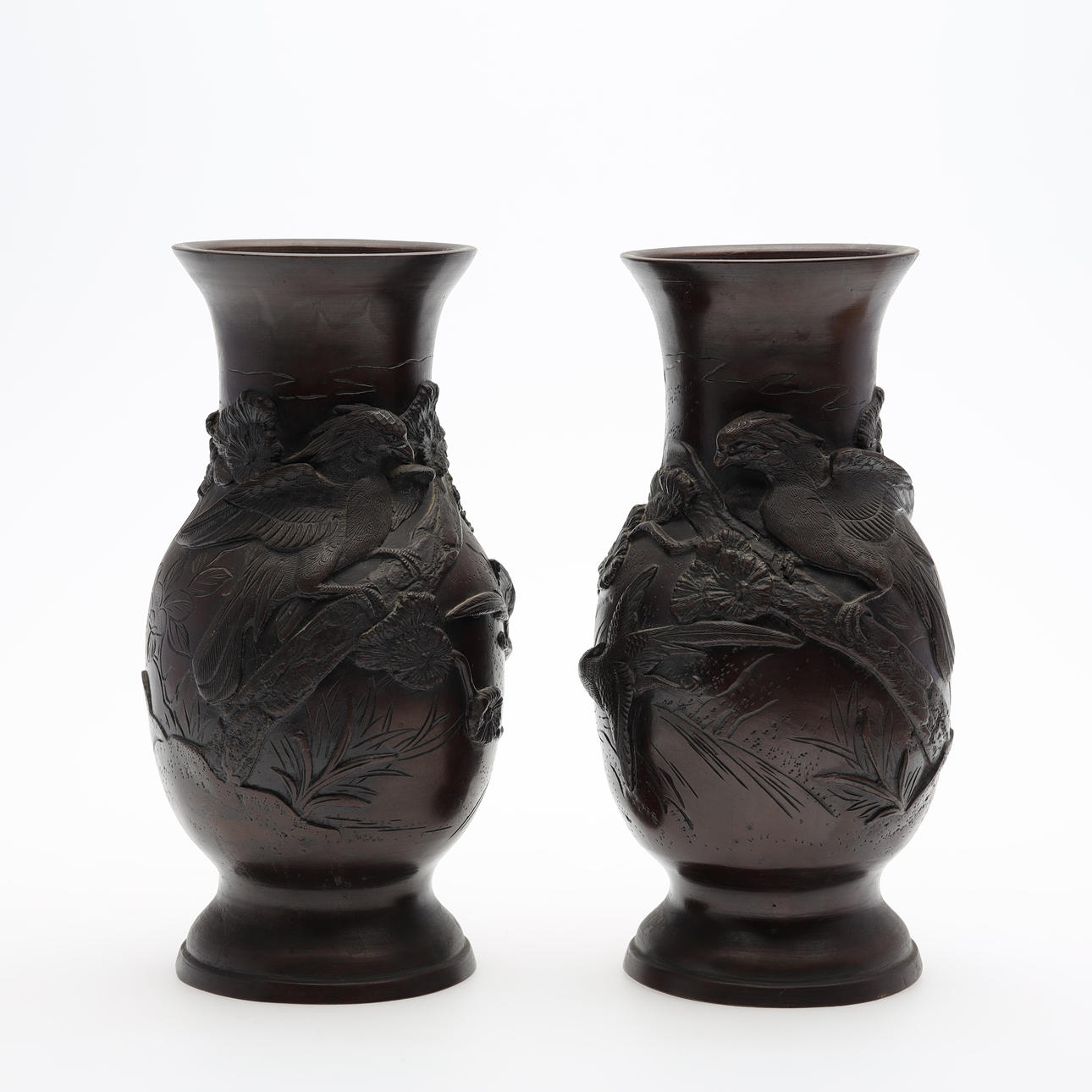 VASER 1 par metall med reliefdekor.