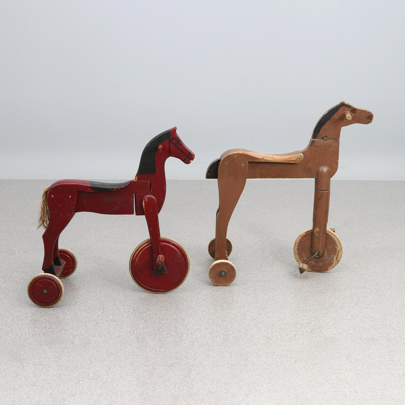 TRAMPOLINHESTE, TO STK. Malet træ. 20. århundrede.