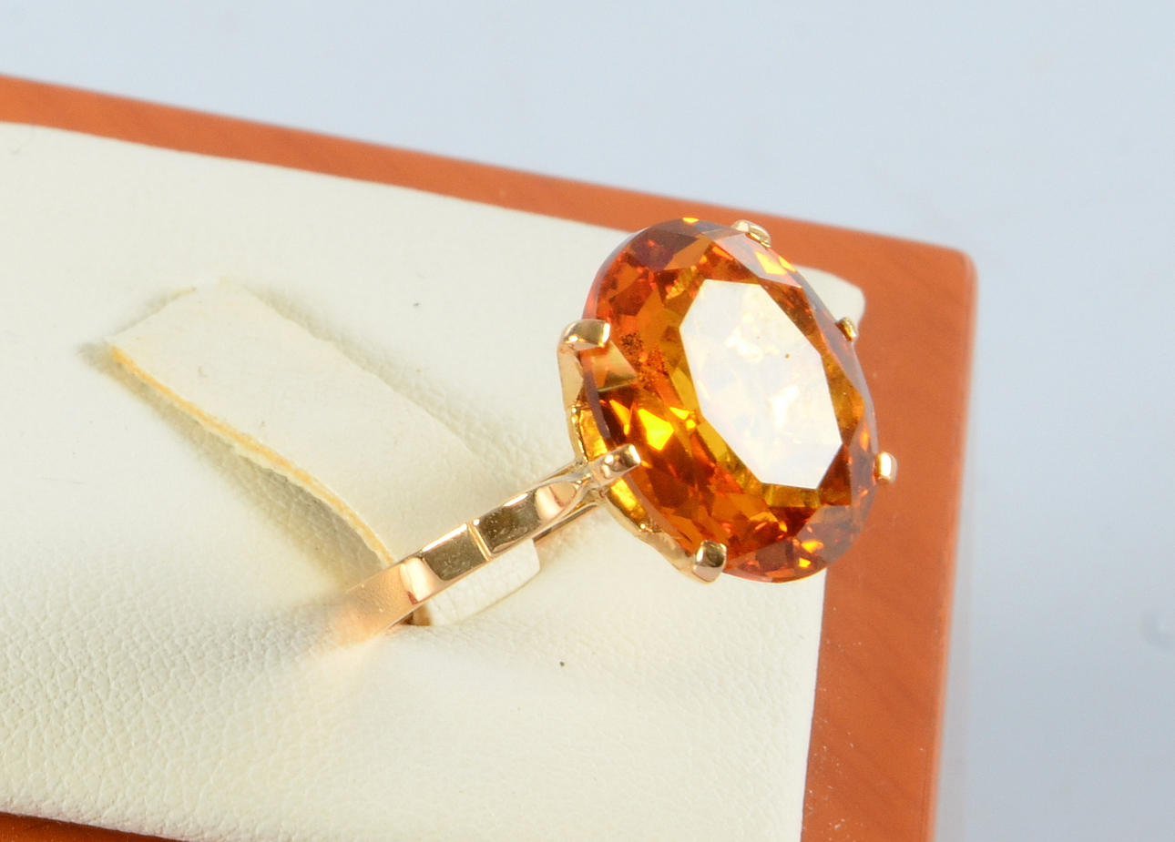 RING MED CITRIN, 18K.