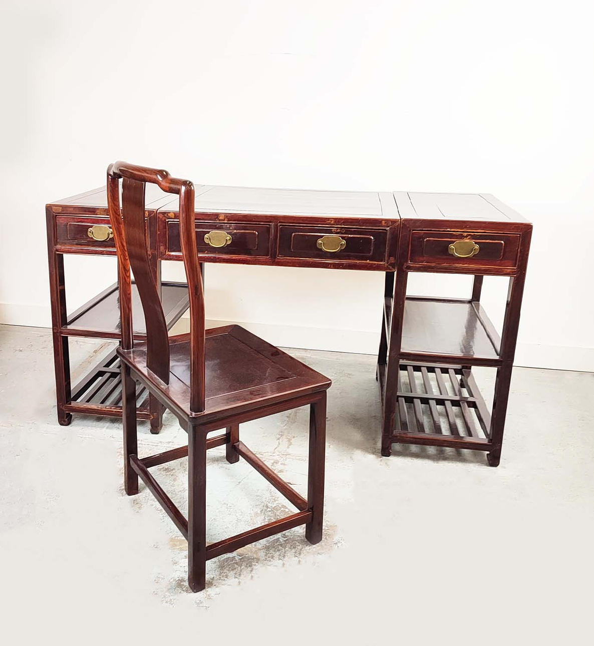 EIN CHINESISCHER SCHREIBTISCH MIT ZWEI STANDFÜSSEN.