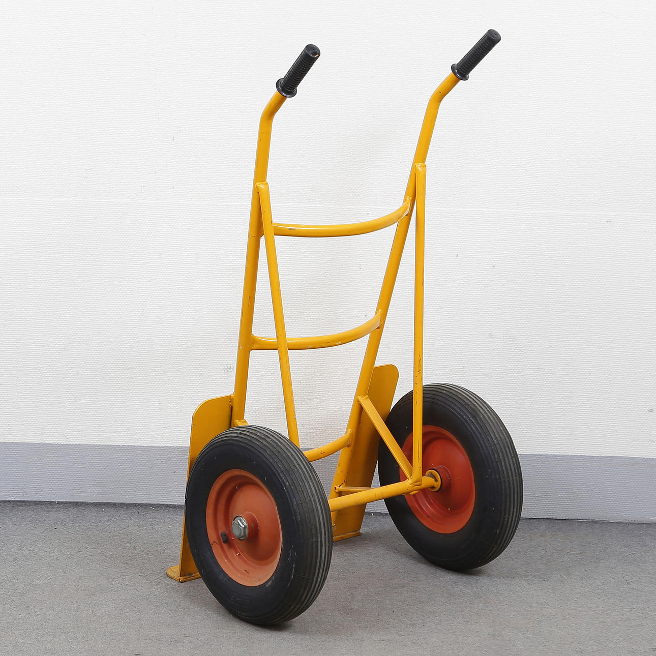 SÄCKAKÄRRA MED KRAFTIGA HJUL.