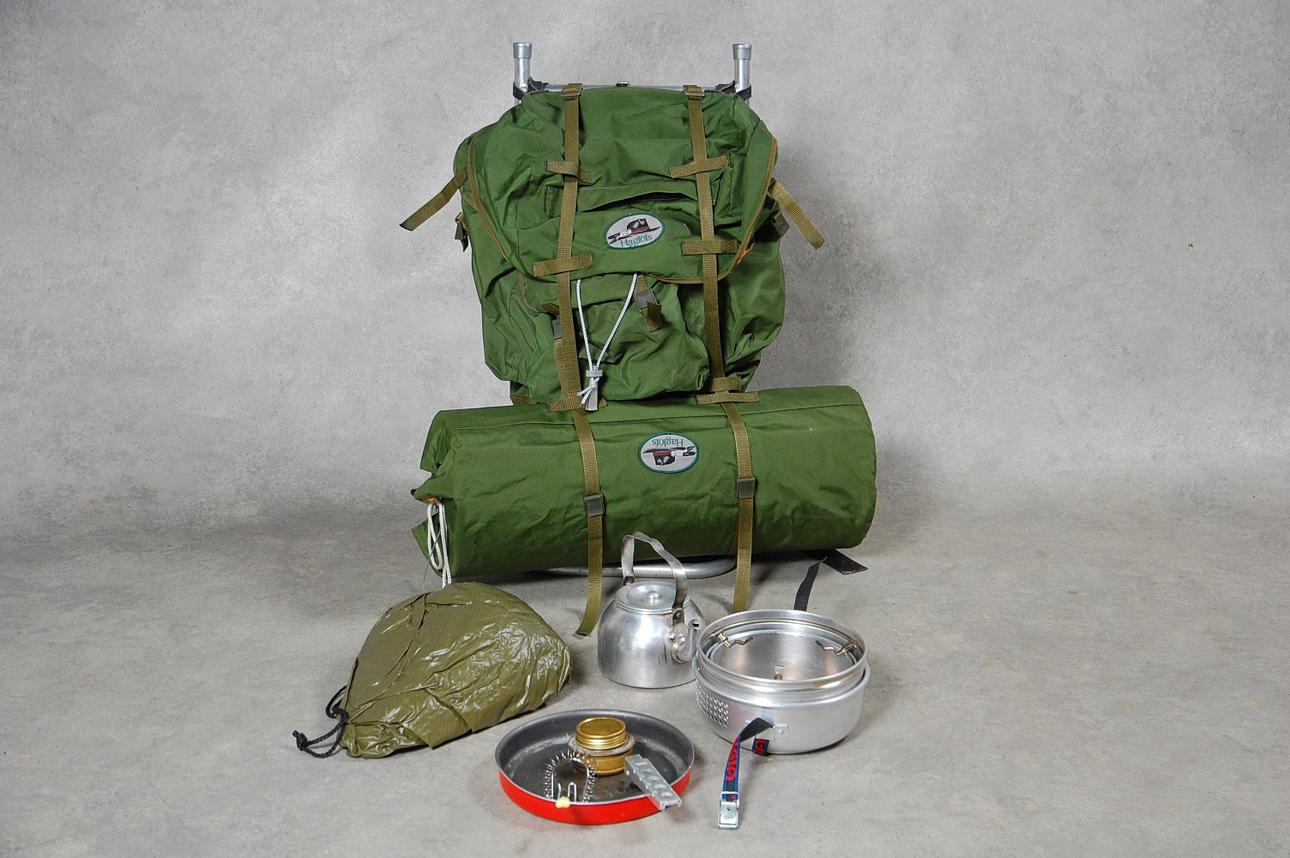 VANDRINGSRYGGSÄCK, aluminium Haglöfs, packpåse liggunderlag, stormkök, avbärarbälte.