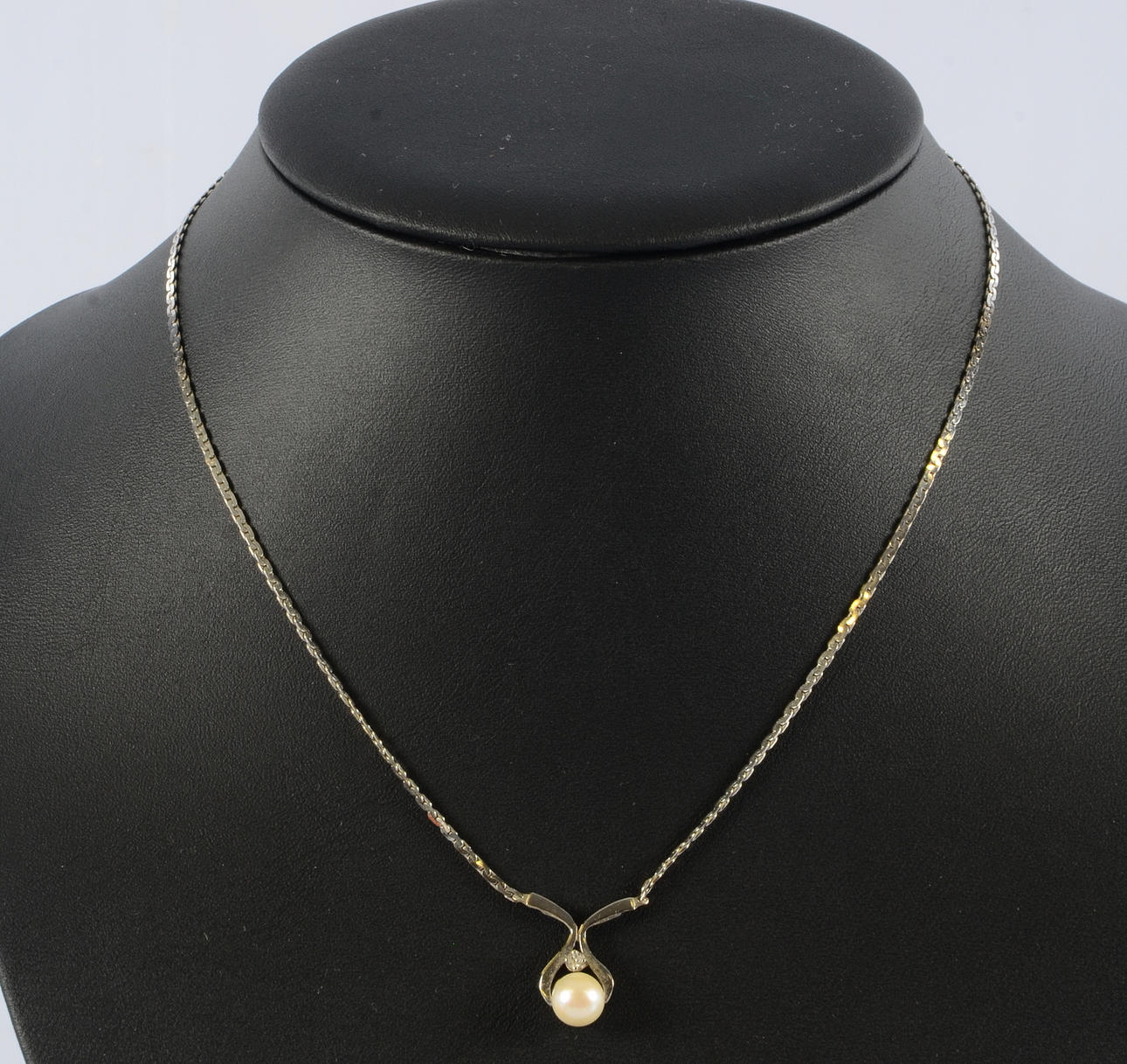 DIAMANTCOLLIER MED PÄRLA, 18K.