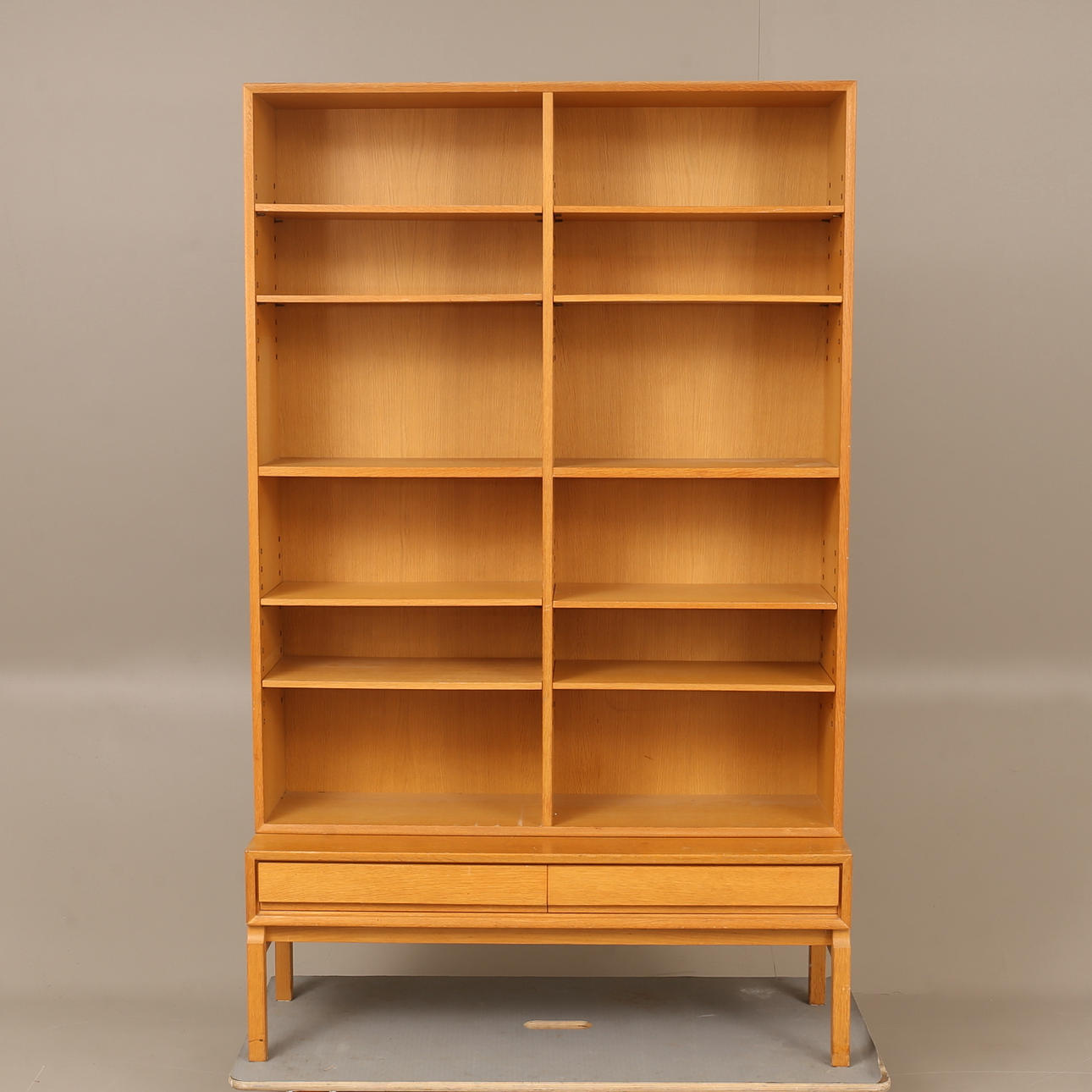 MARIAN GRABINSKI. En egetræsreol, Ikea, 1960'erne.