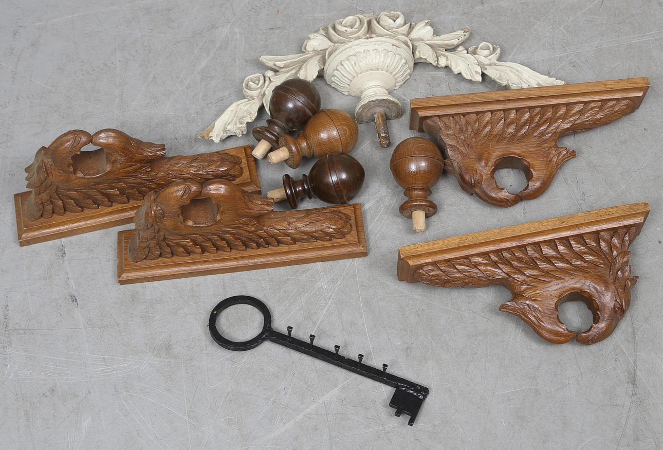 GRIPAR TILL GARDINSTÄNGER samt ÖVERSTYCKE TILL SOFFA.