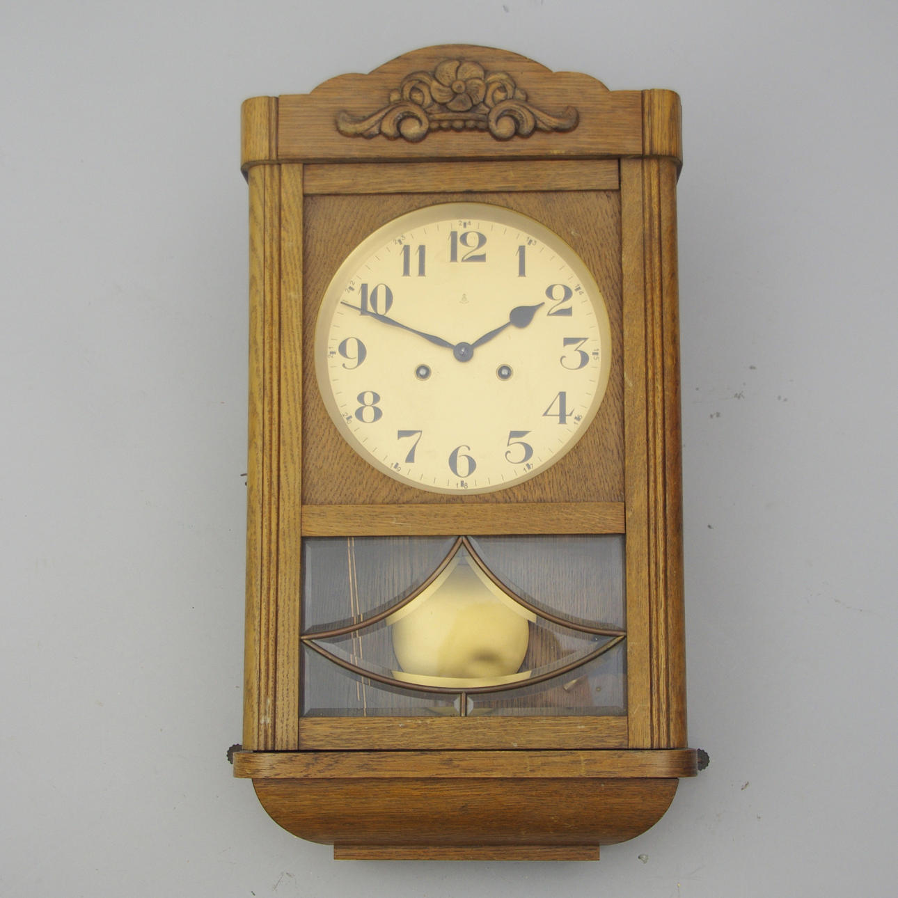 VÄGGUR, ek med fasettslipat glas, Gustav Becker.