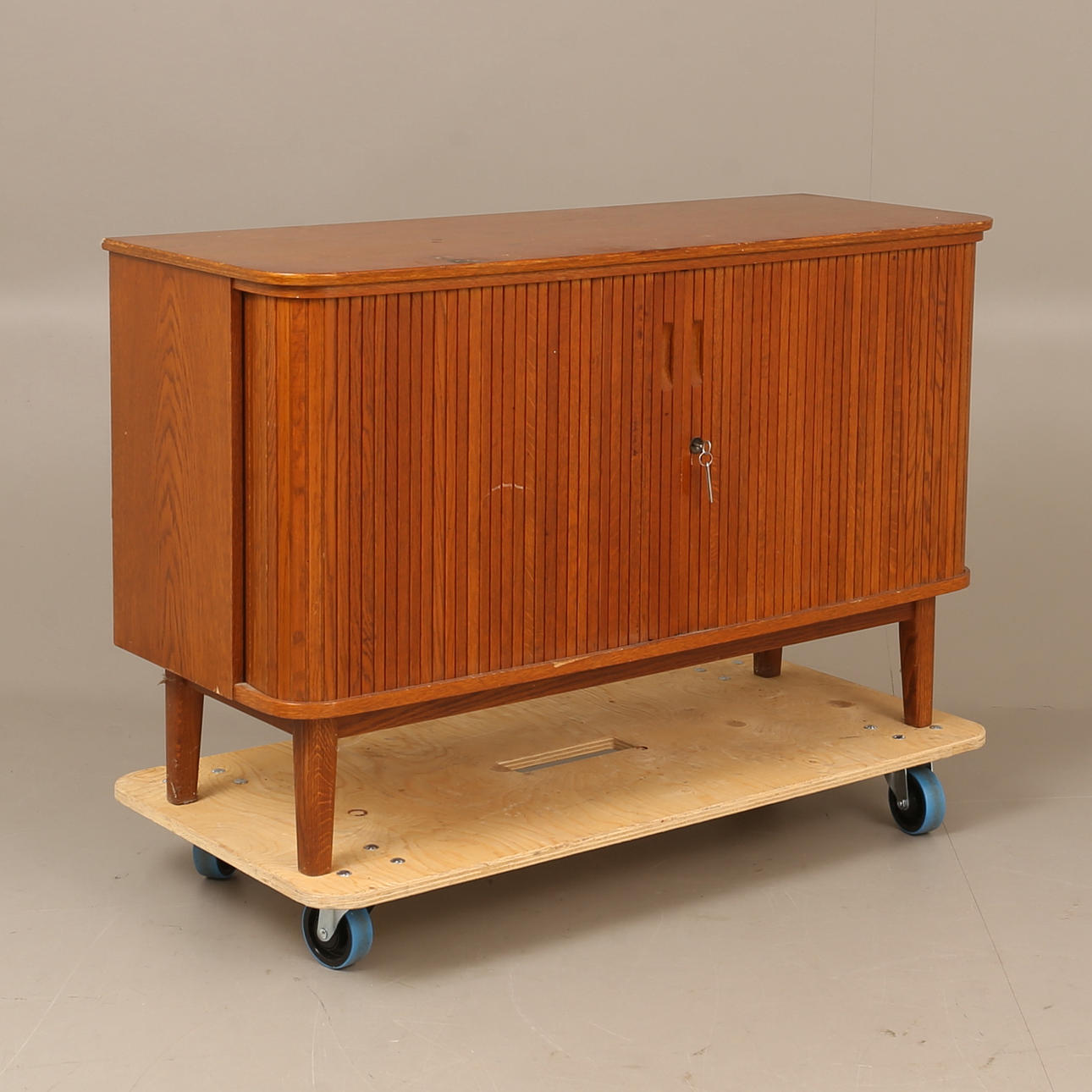 SKÅP med jalusi, 1900-tal.