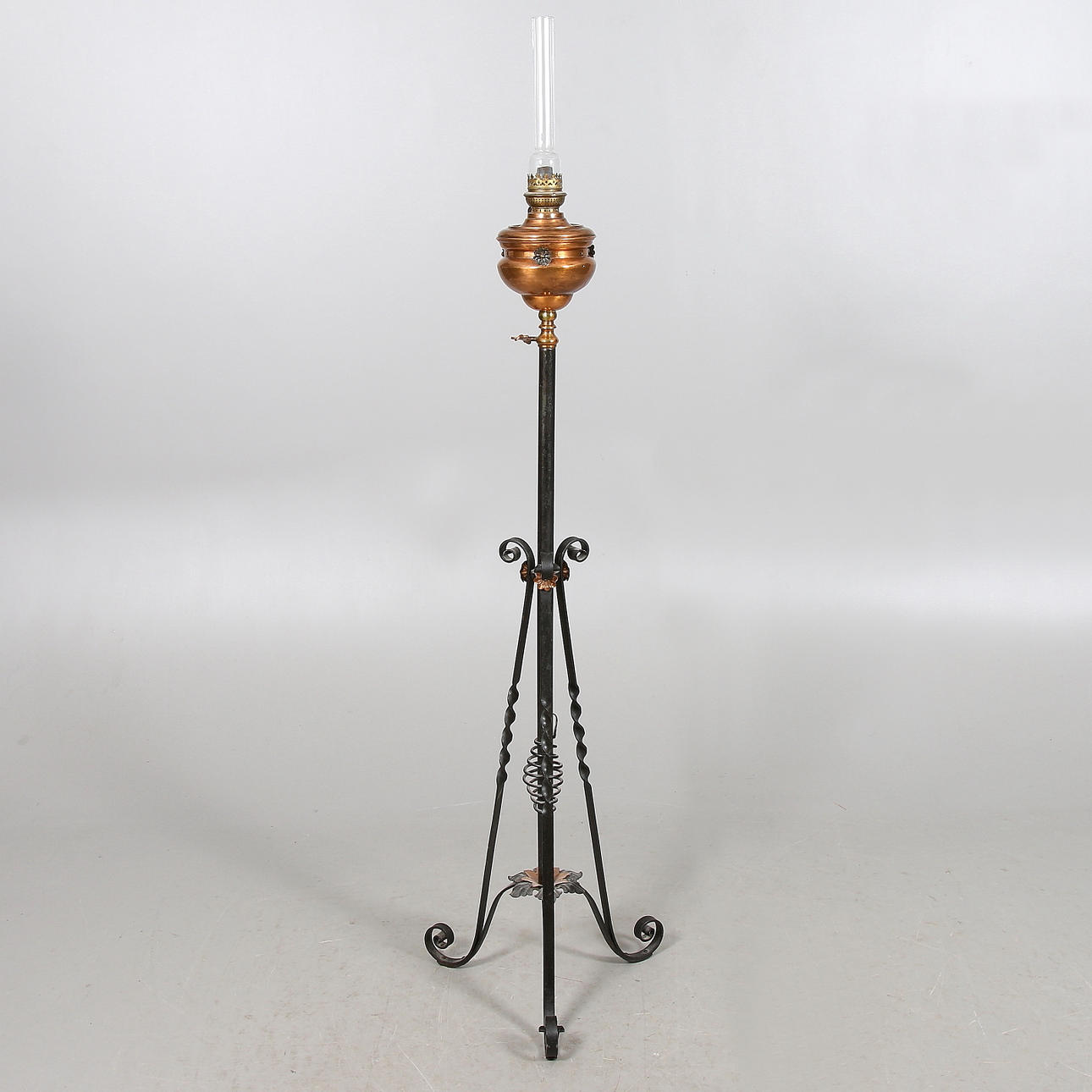 GOLVFOTOGENLAMPA, smide och koppar, jugend, höj- och sänkbar. 1900-talets första kvartal.