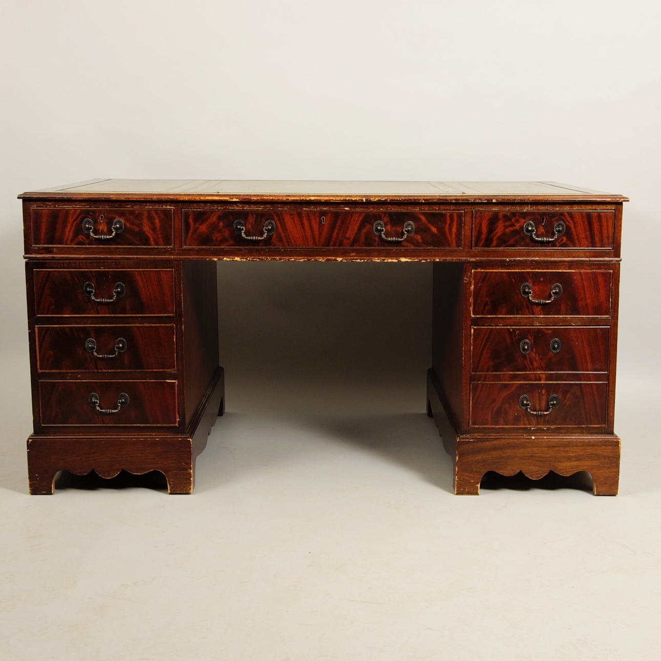 SKRIVBORD, mahogny med skinnskiva, engelsk stil.