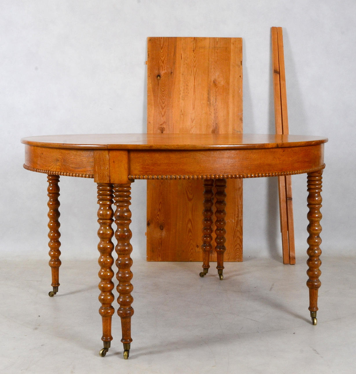 HALVMÅNEBORD/MATSALSBORD, på hjul, 1800-talets senare del.