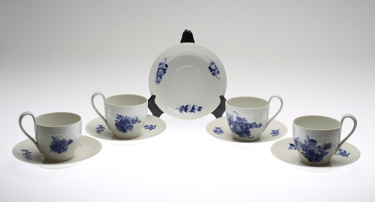 CHOKLADKOPPAR med UNDERFAT, porslin, 4+4+1 delar, "Blå blomster", Royal Copenhagen, Danmark.