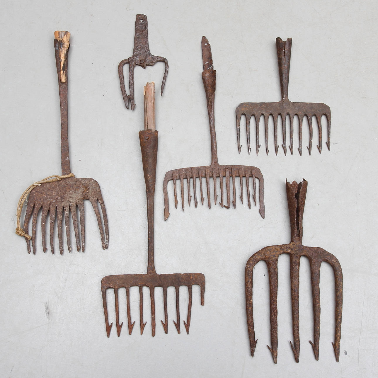 LJUSTER, 6 st, järn, allmoge, 1700/1800-tal.