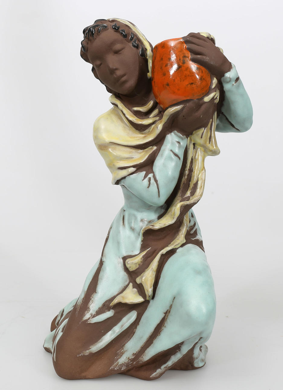 FIGURIN, stengods, Kvinna med vattenkrus, märkt, 1900-talets mitt.