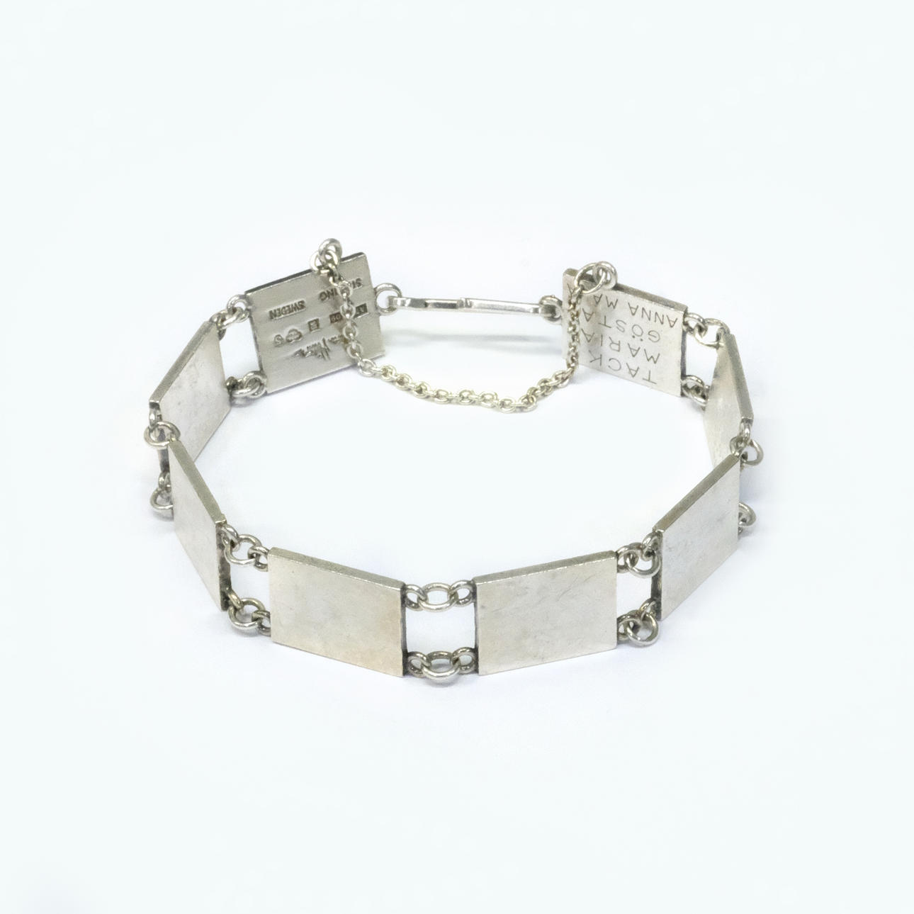 WIWEN NILSSON. ARMBÅND MED PLADER.