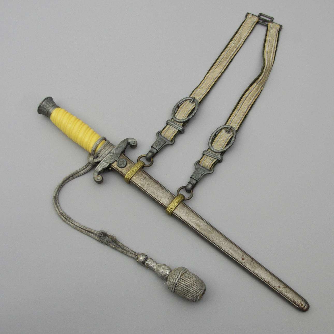 OFFICERSDOLK MED HÄNGE, armén, Tyskland, C. Gustav Spitzer, Solingen.