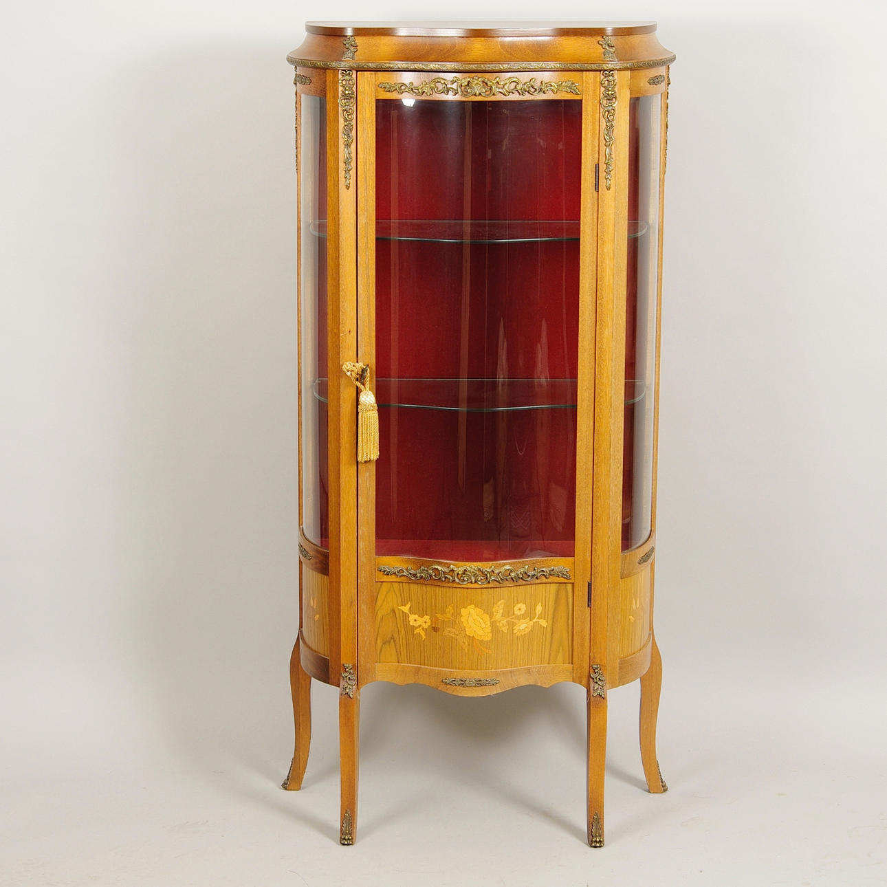VITRINSKÅP, mahogny, intarsia, bronser, rokokostil, 1900-tal.