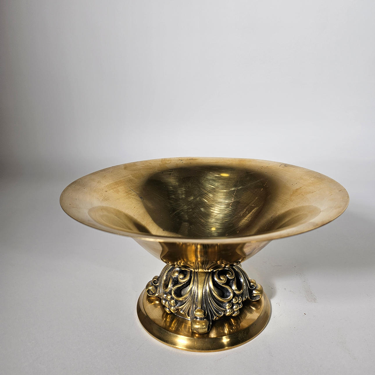 ART-DECO-TAFELAUFSATZ AUS METALL.