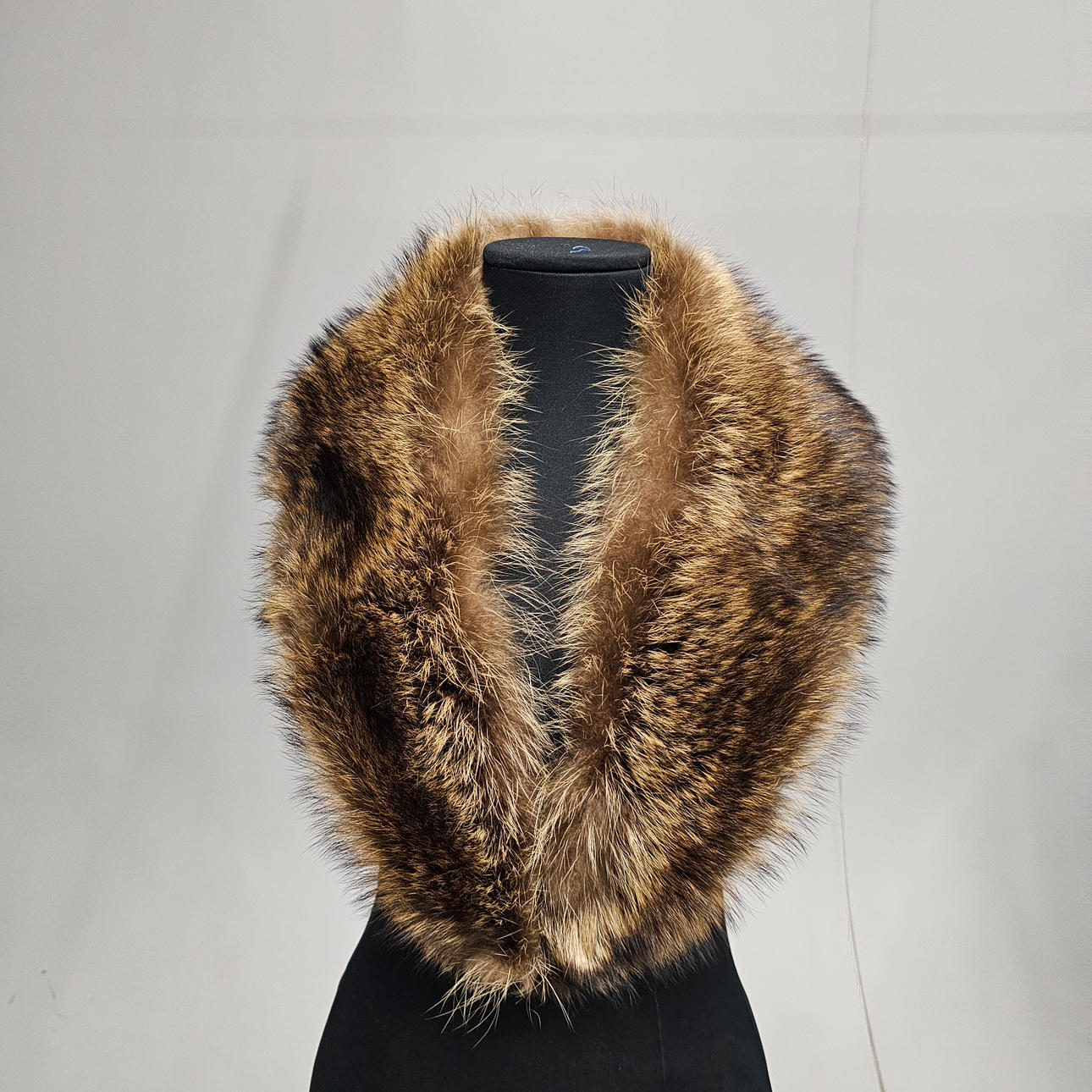 STOR SMOKINGKRAGE I BRUN RÄV.