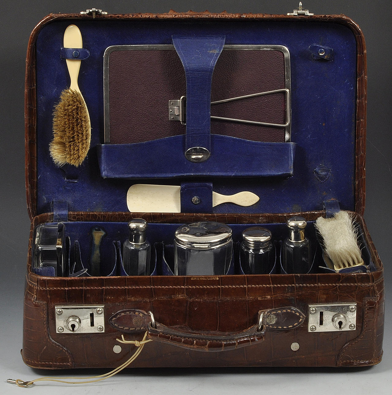 REISENECESSAIRE, 1. 1900-TALETS HÄLFT.