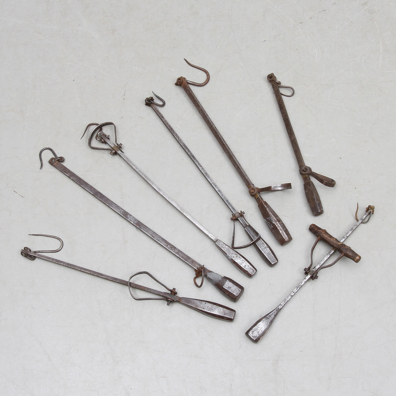 BESMAN, 7 st, järn, daterad 1810-1855.