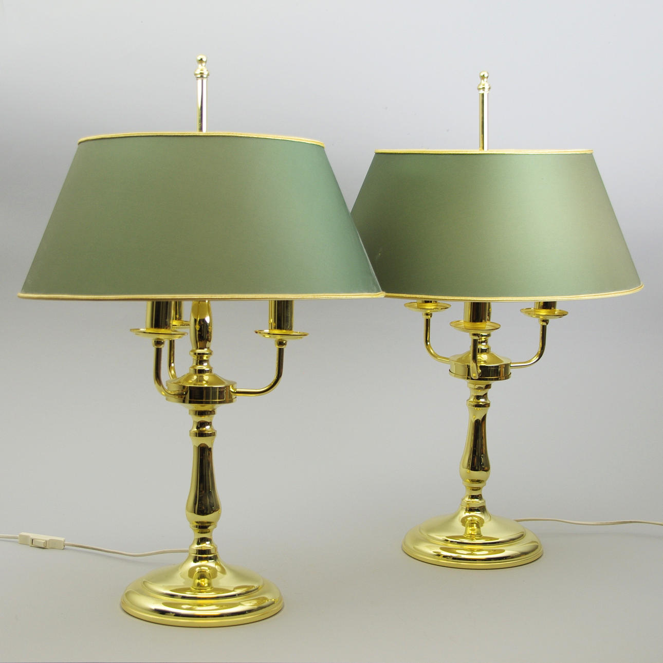 BORDSLAMPOR, 1 par 3-armade, mässing med grön skärm.