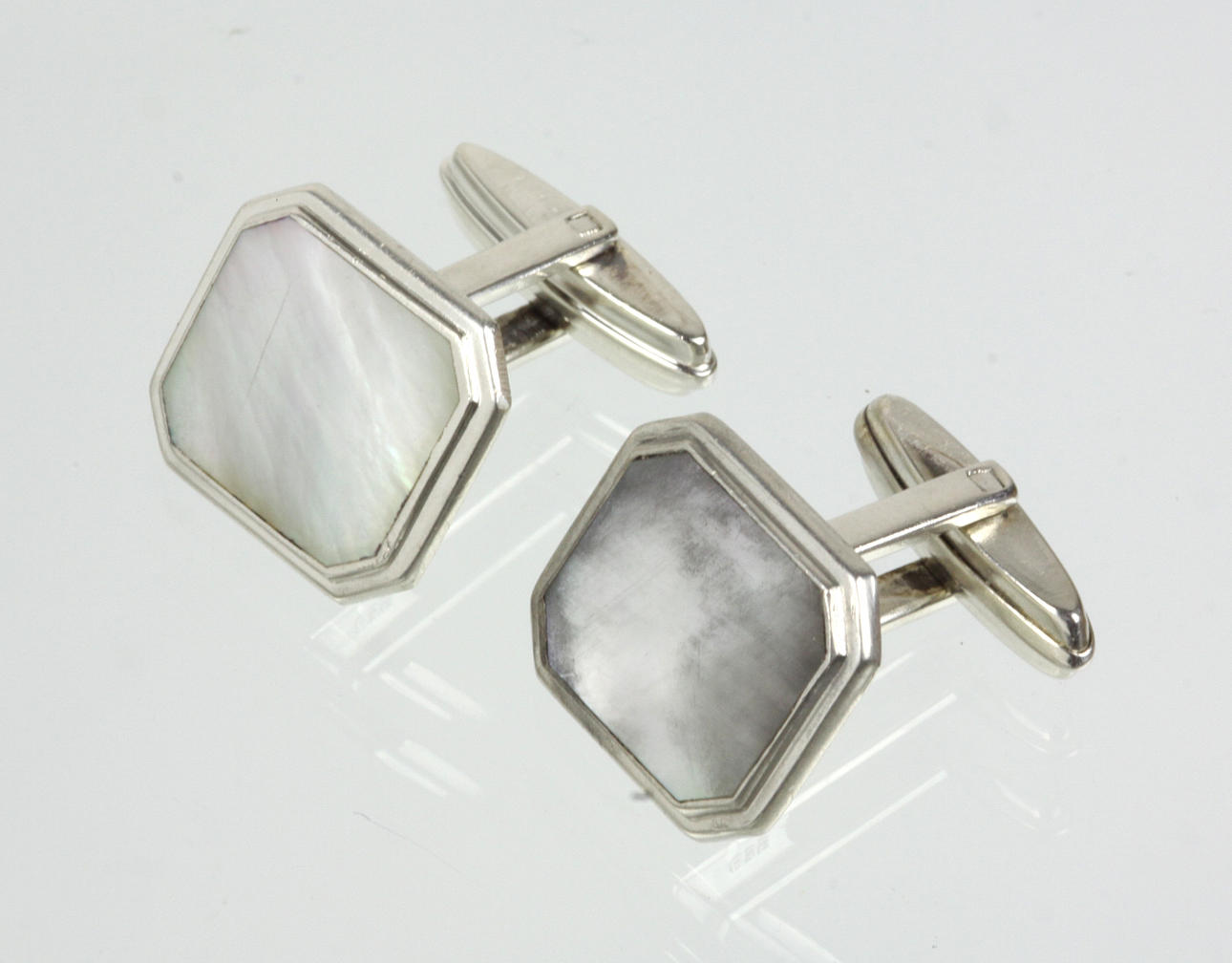 MANSCHETTKNAPPAR, PÄRLEMOR SILVER 835.