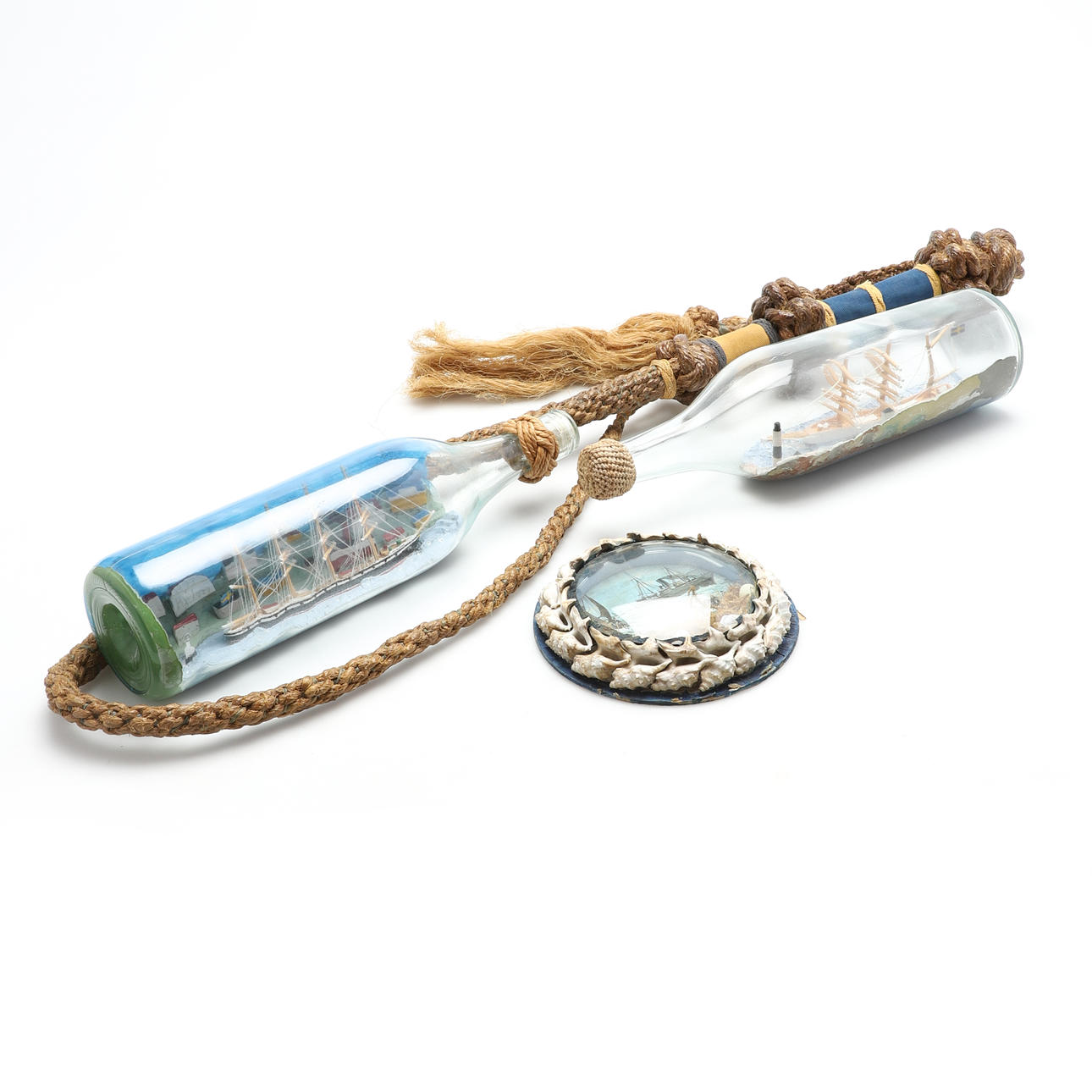 KAPITÄNSPEITSCHE, 2 FLASCHENSCHIFFE, DIORAMA.