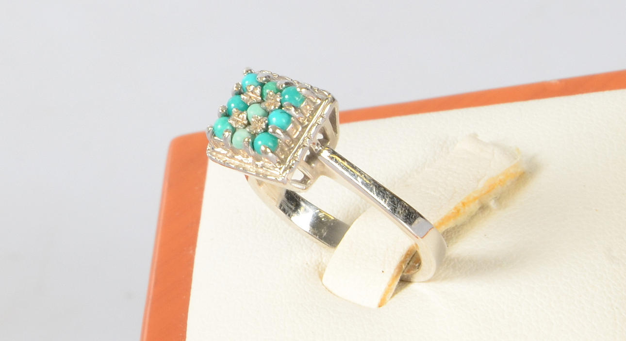 RING MED TURKOSER, 18K, vitguld.