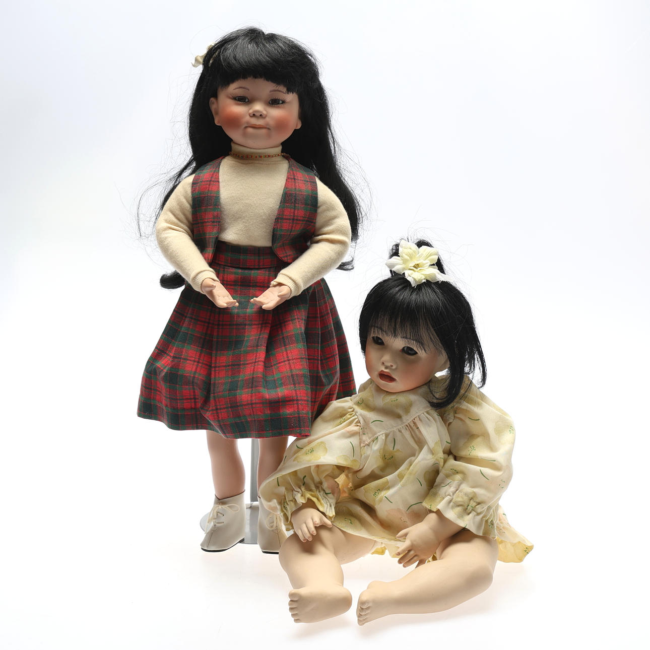 2 DOLLS. Porcelain, 20th century.