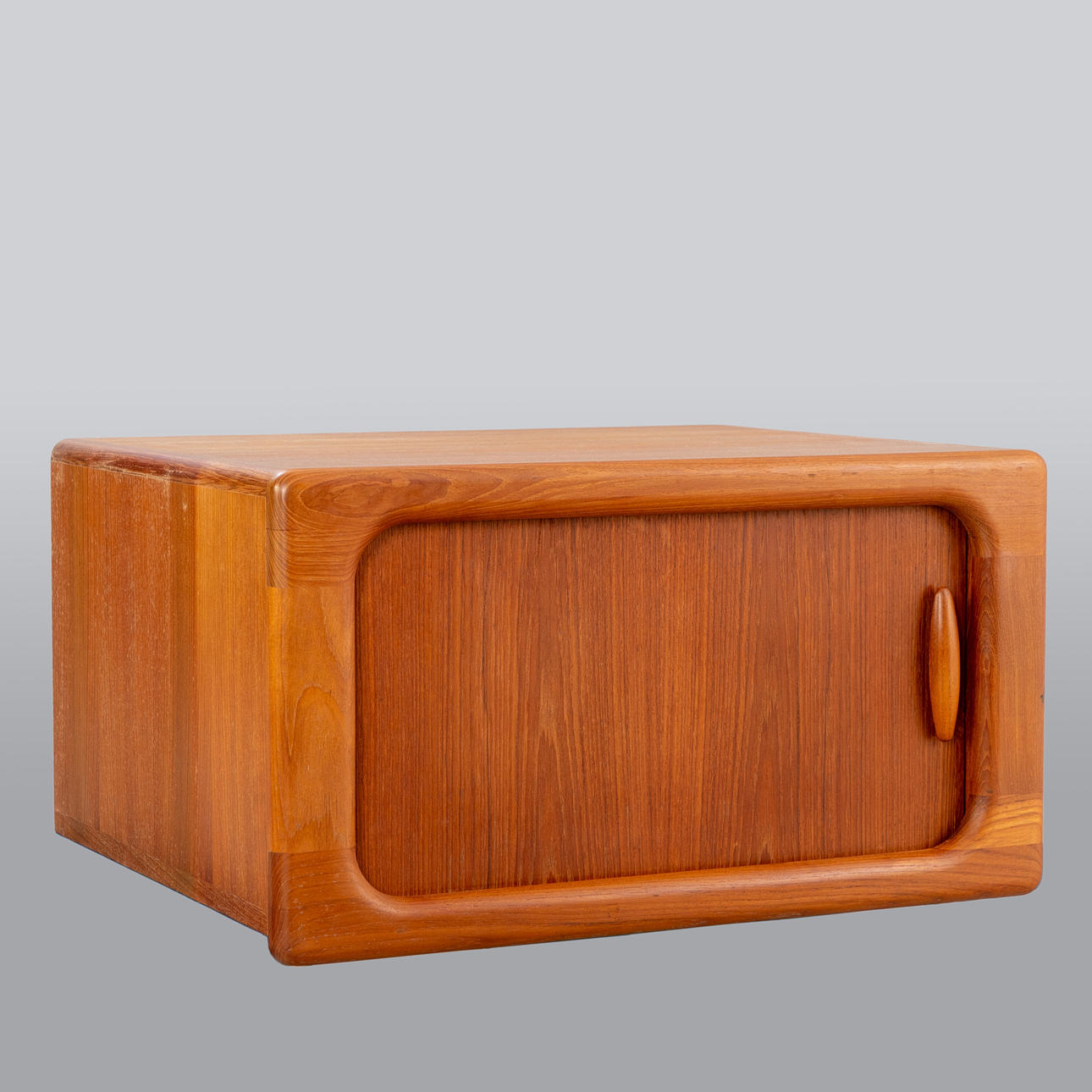 Dyrlund. Kleiner Schrank in Teak.