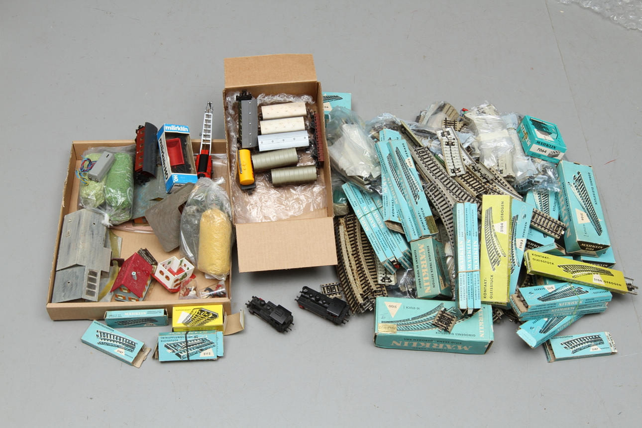 MODELLTÅG MÄRKLIN 2 ånglok, 10 vagnar, räls, växlar, trafo, hus med mera.