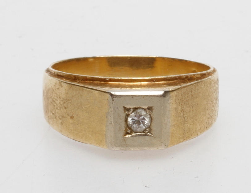 KLACKRING MED DIAMANT, 18k guld, vikt ca 9,2 gr.