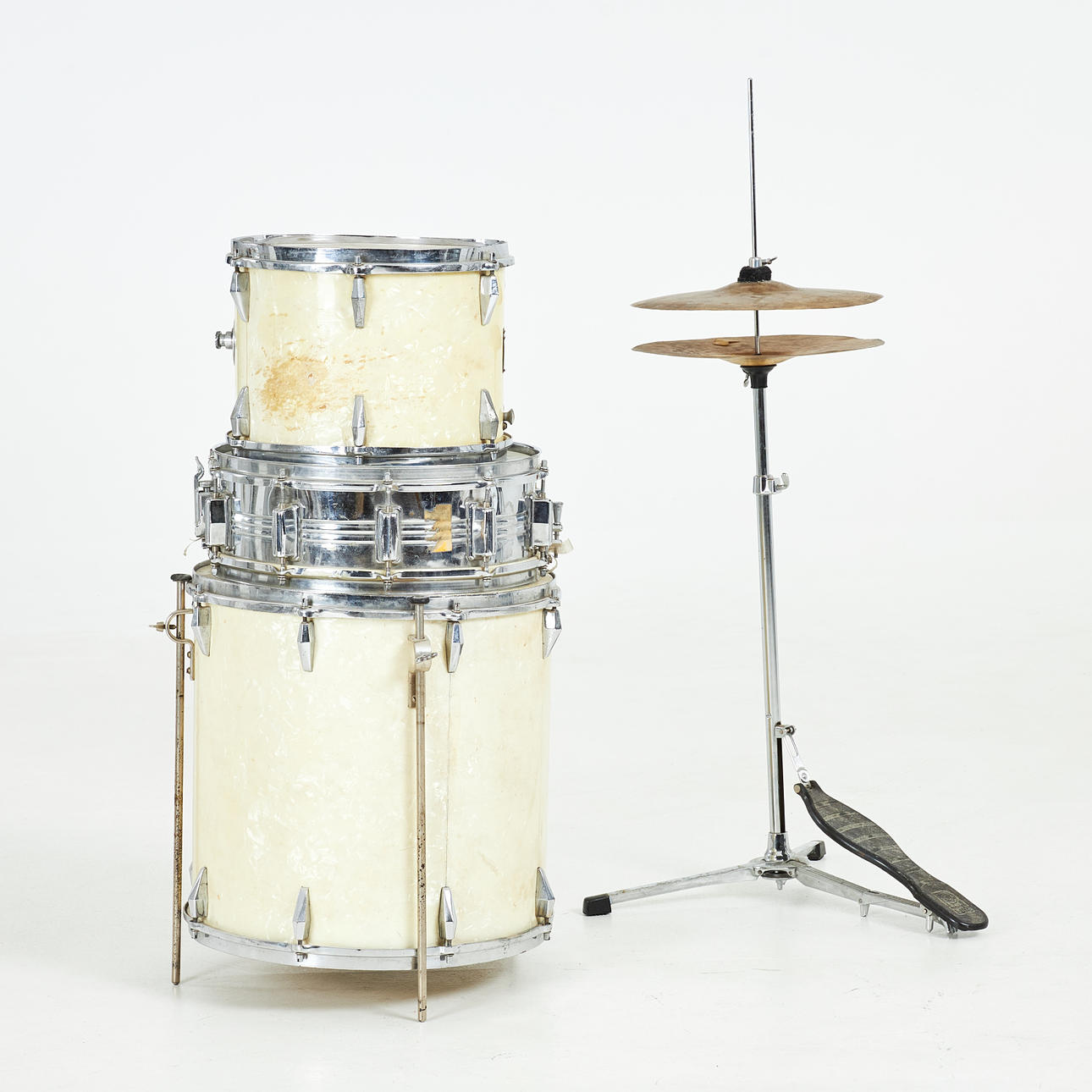 DRUMS, 4 parts., consisting of hanging tom and floor tom, Levin, around the middle of the 20th century Gothenburg, snare Pearl ca 1980's, hihat stand pedal Premier with unmarked covers.